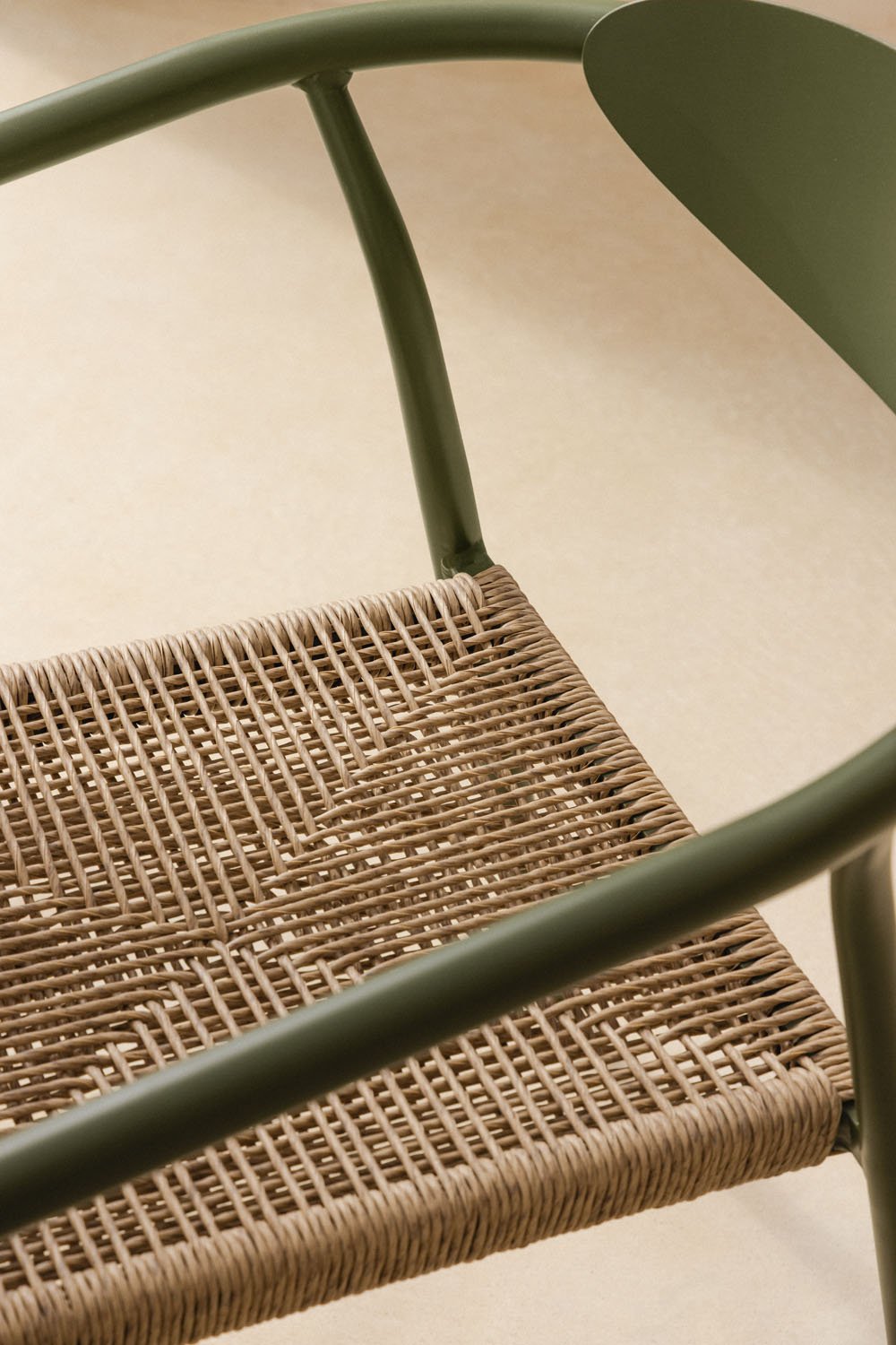 Pack of 4 stackable garden chairs with armrests in aluminium and synthetic rattan Marsha, gallery image 3