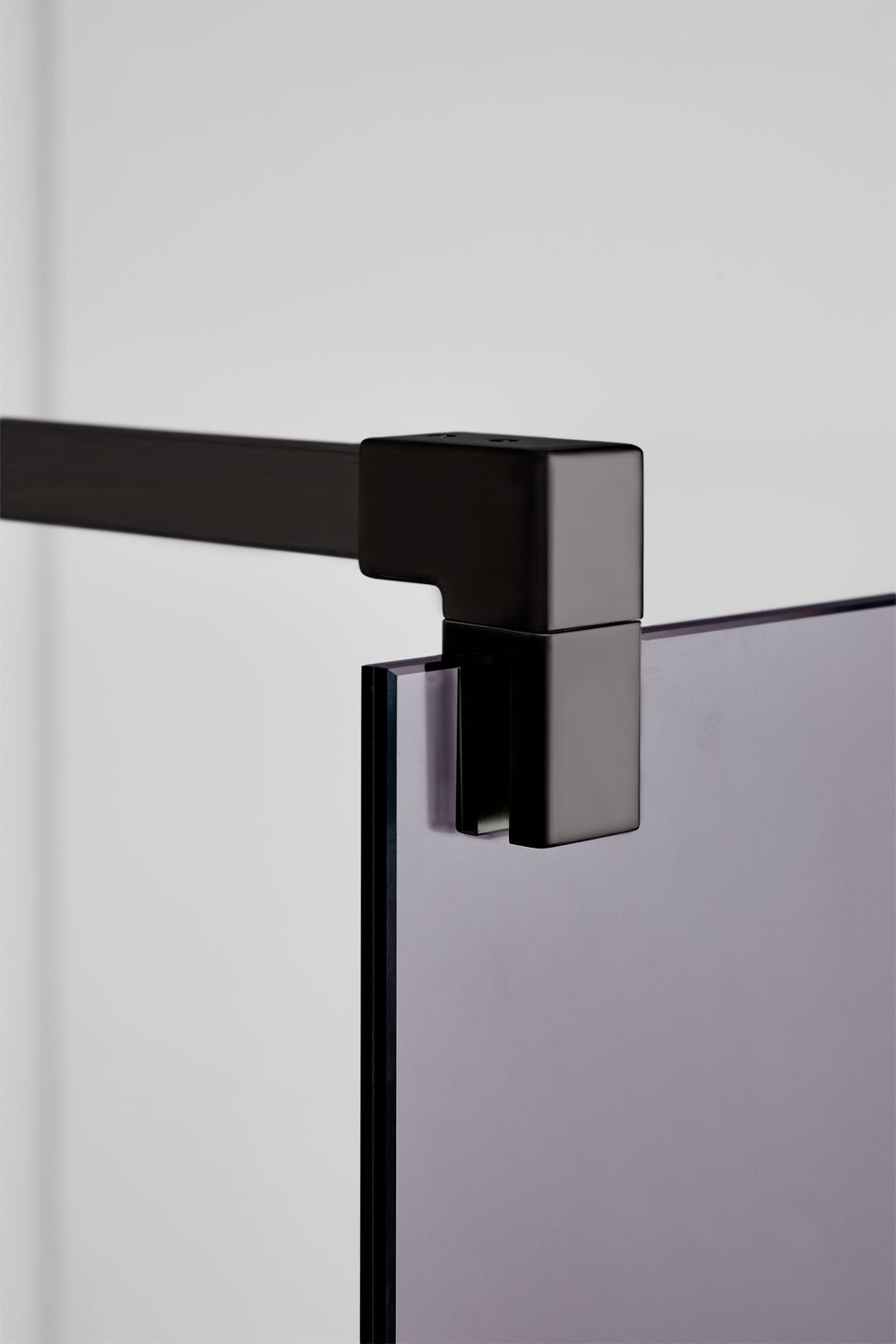 Fixed shower screen with 8 mm tempered glass and Bristol aluminum, gallery image 5