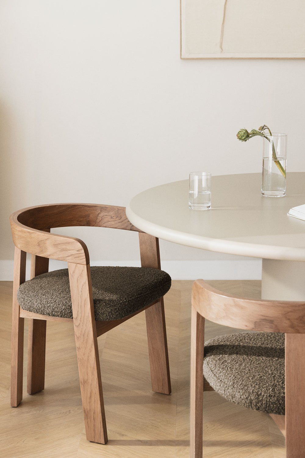 Set of 4 dining chairs with wooden armrests and upholstery Yvone, gallery image 1