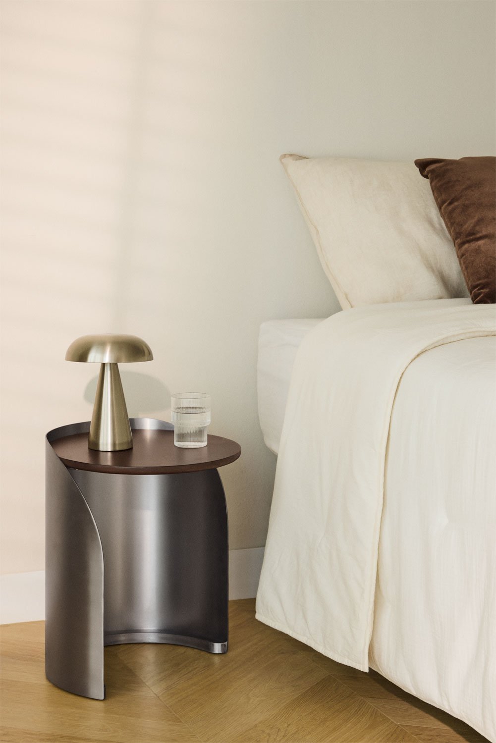 Round nightstand in mango wood and stainless steel Xireisa, gallery image 1