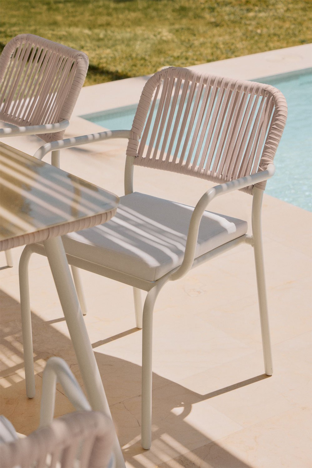 Arhiza stackable garden chair with armrests in aluminum and braided rope, gallery image 1