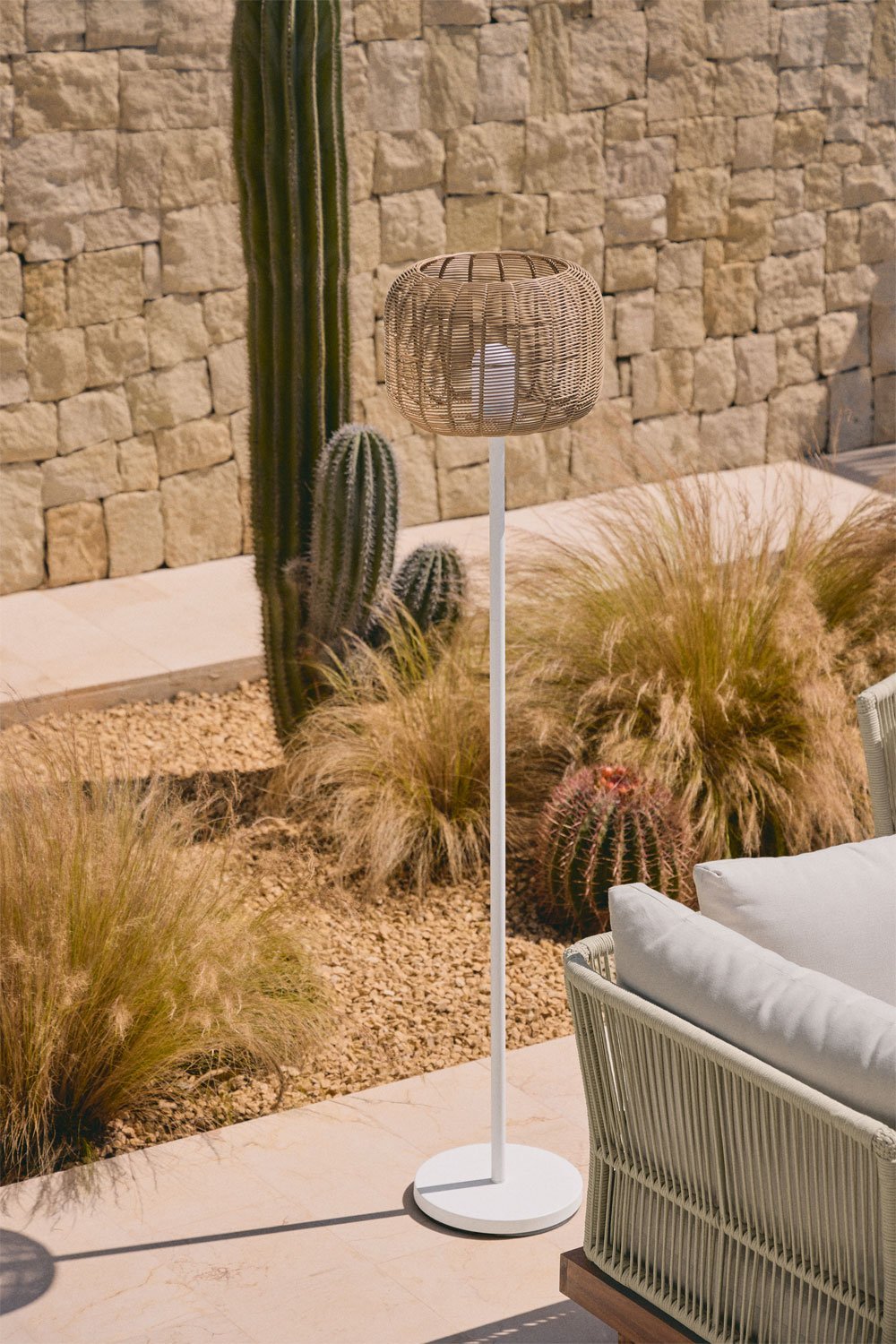 Ovela wireless LED outdoor floor lamp made of iron and braided rope, gallery image 1