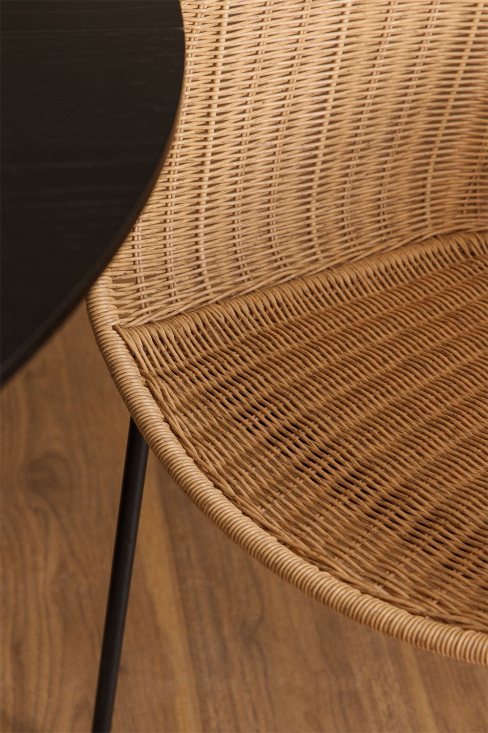 Pack of 4 dining chairs with armrests in synthetic wicker and iron Tulua, gallery image 2