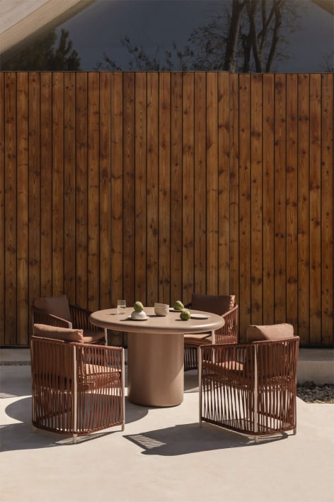 Set of a 120 cm round table in Namara cement and 4 garden chairs with aluminium armrests and Sophie braided rope.
