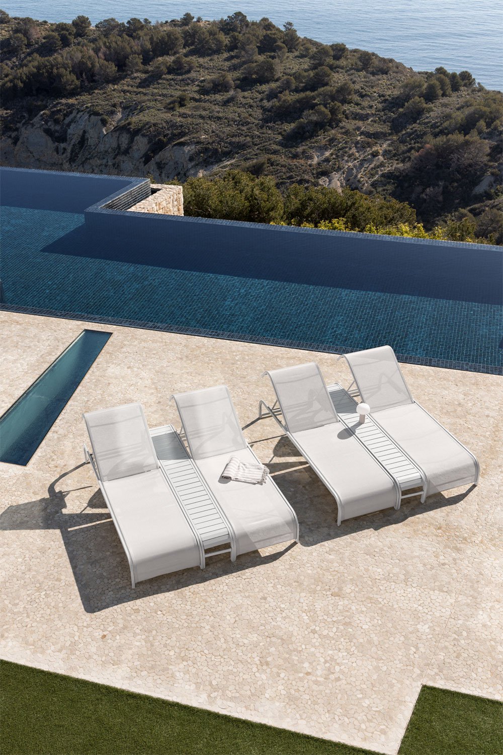 Set of 2 reclining loungers and side table in steel Marietta, gallery image 2
