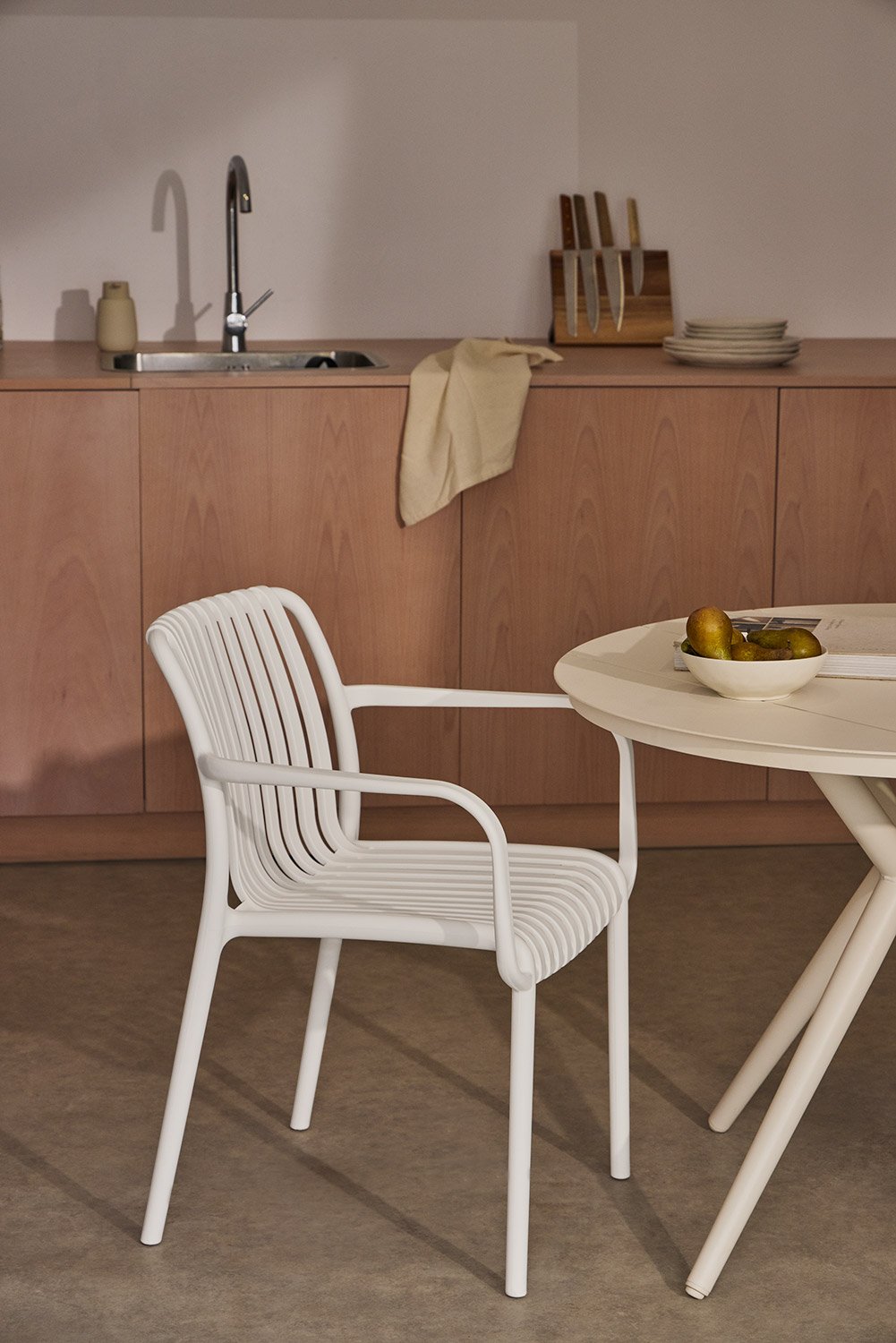 Wendell polypropylene dining chair with armrests, gallery image 1