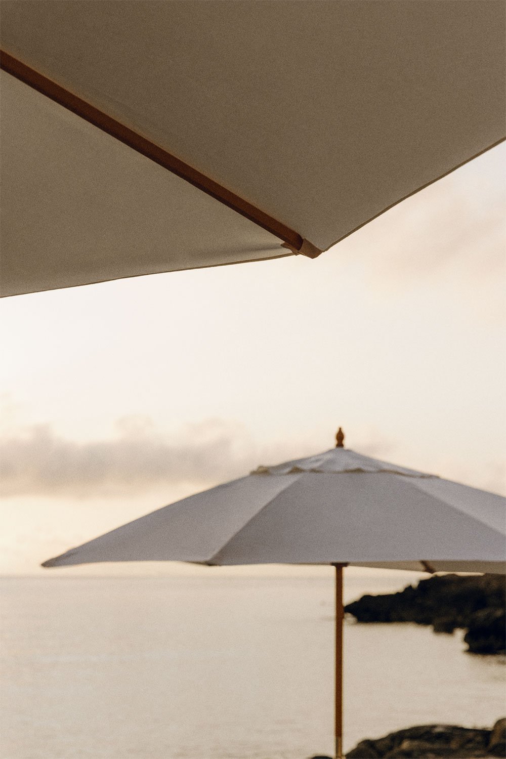 Parasol Ø290 cm in fabric and wood Cretas, gallery image 3