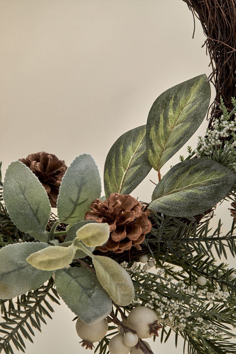 Decorative Christmas wreath in rattan with pine cones Kione, gallery image 2