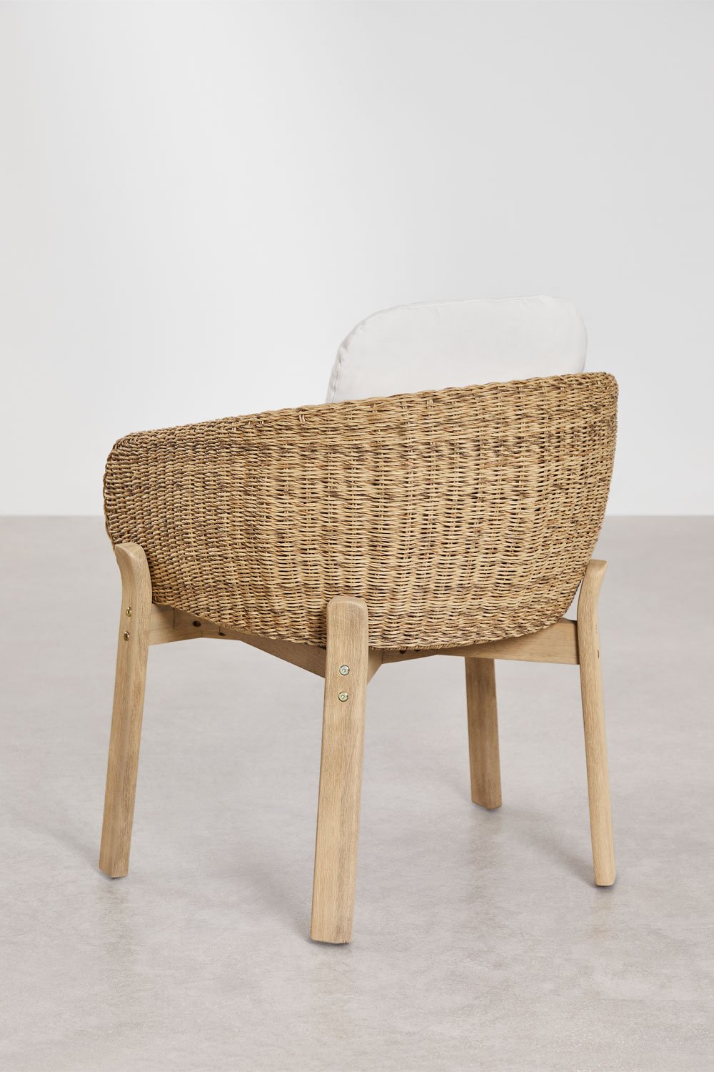 Namara cement round table set, 140 cm diameter, and 6 Leilan acacia wood garden chairs., gallery image 7