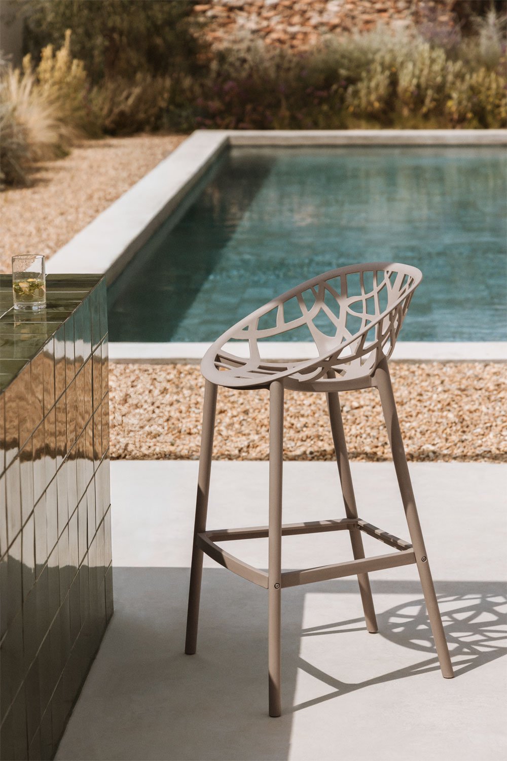 Pack of 4 Ores polypropylene high garden stools, gallery image 1