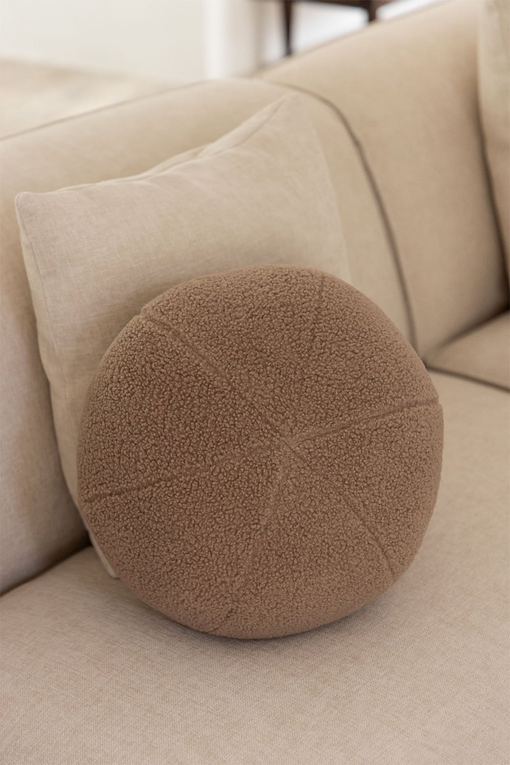 Round cushion Ø25 cm in Ikerne sherpa, gallery image 1