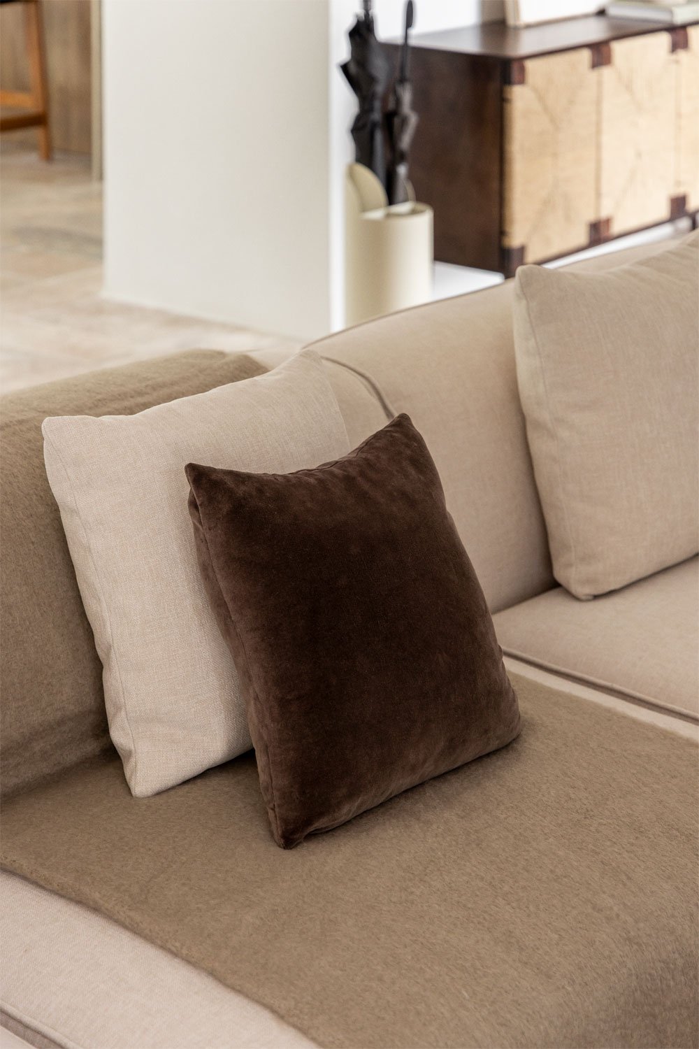 Enid 40x40 cm square cotton velvet cushion
, gallery image 1