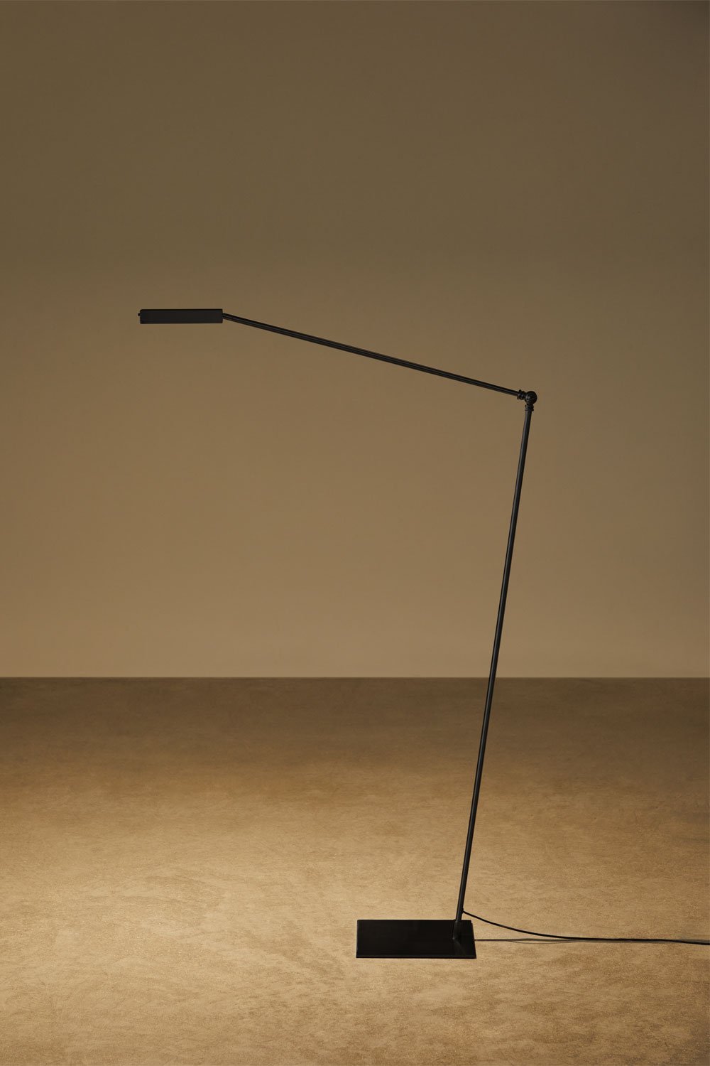 Valtyn iron LED floor lamp, gallery image 4