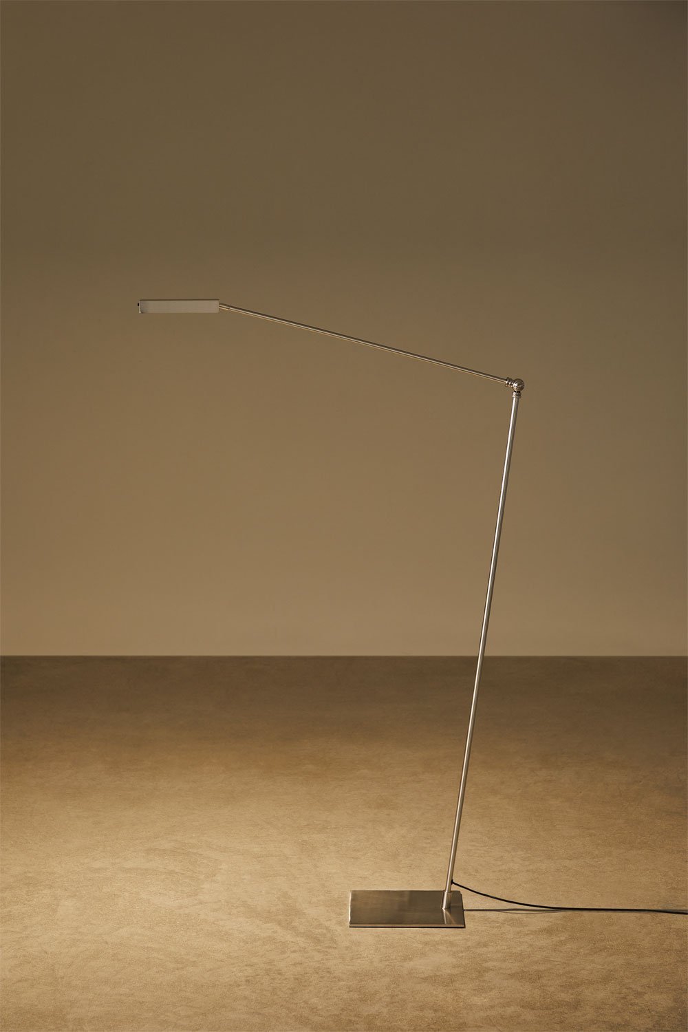 Valtyn iron LED floor lamp, gallery image 4