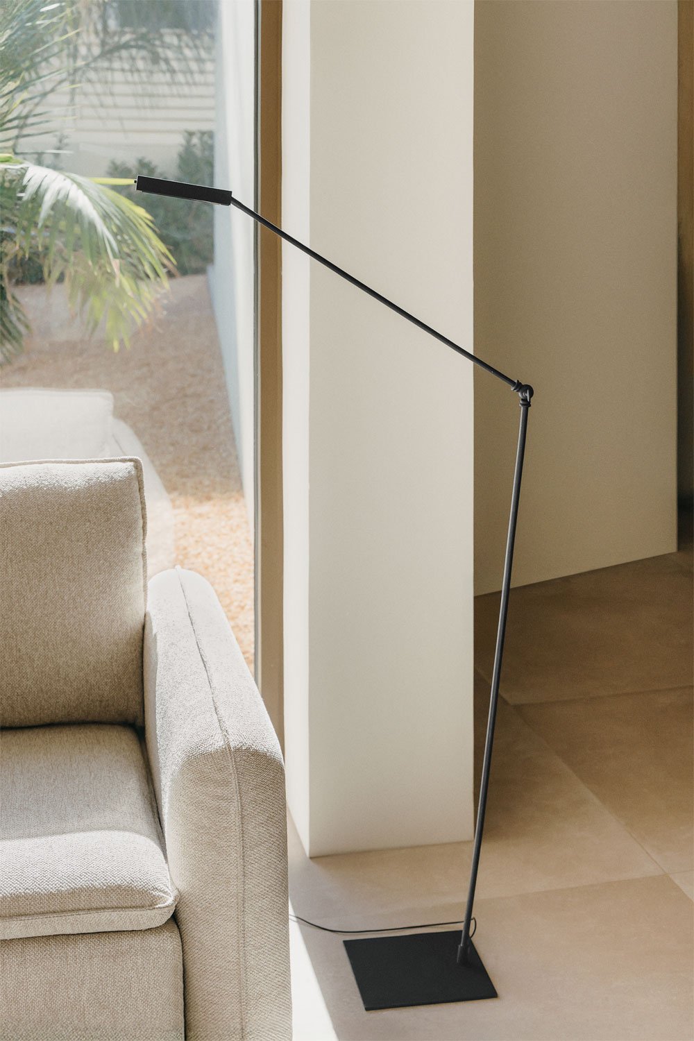 Valtyn iron LED floor lamp, gallery image 1