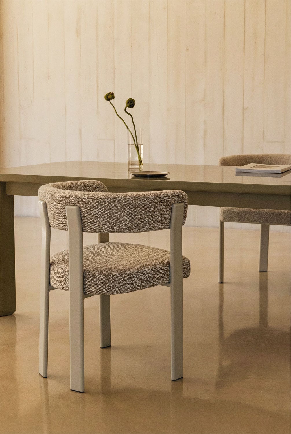 Pack of 4 upholstered dining chairs with armrests and iron frame Jolie, gallery image 1