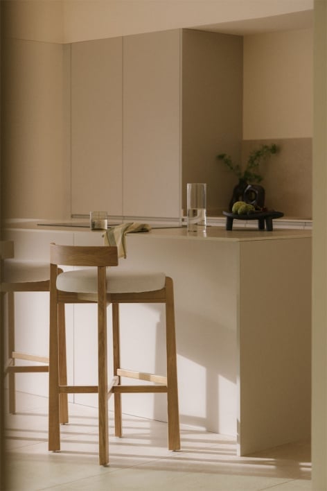 High stool 65 cm in natural finish oak wood and off-white boucle fabric Manila