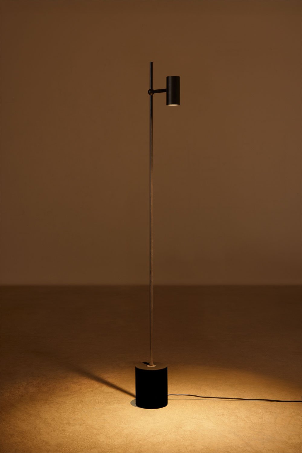 Nevis directional LED floor lamp in aluminum and concrete, gallery image 4