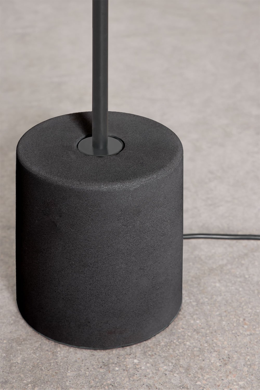 Nevis directional LED floor lamp in aluminum and concrete, gallery image 6