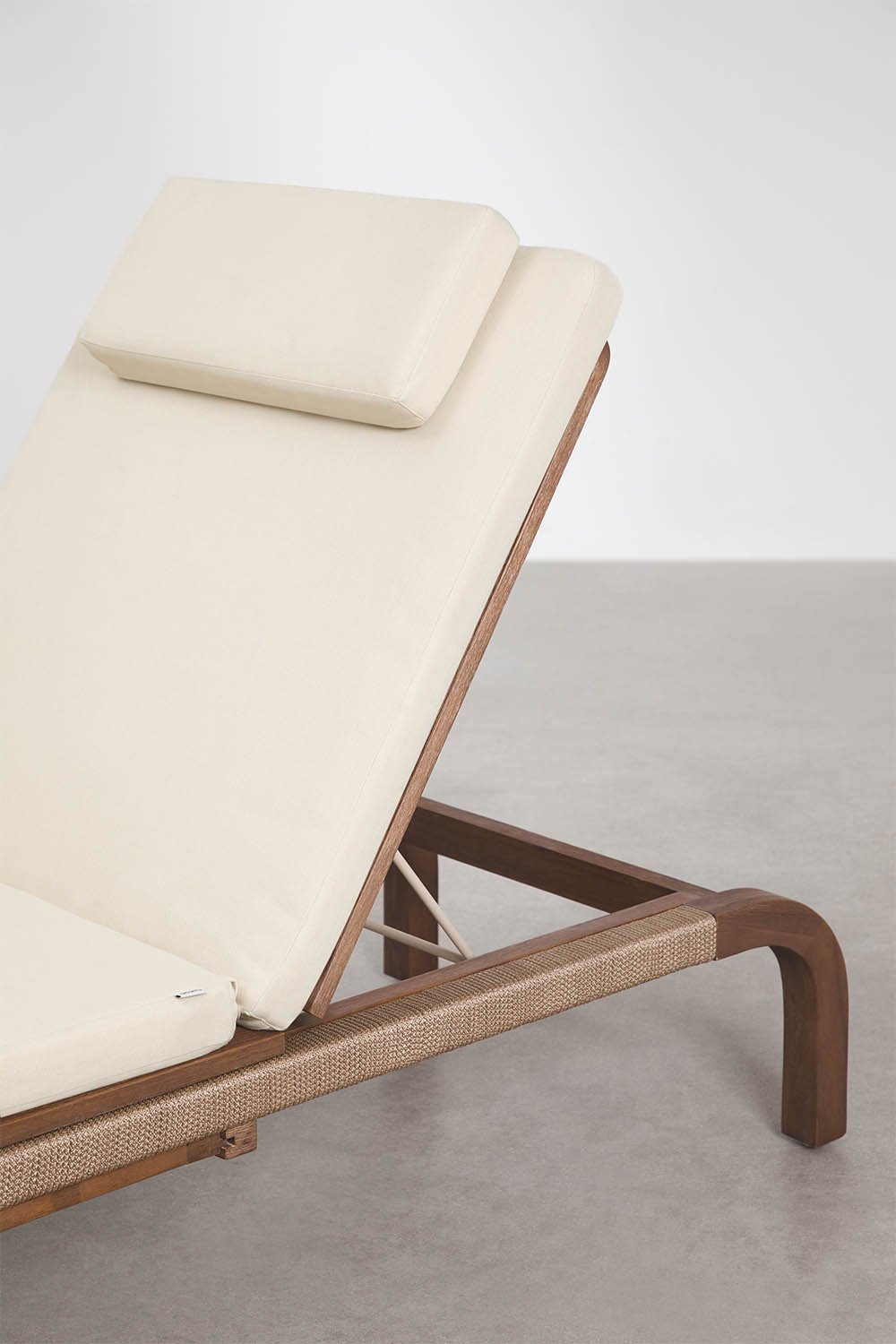 Pack of 2 reclining loungers in acacia wood with Dubai cushion, gallery image 7