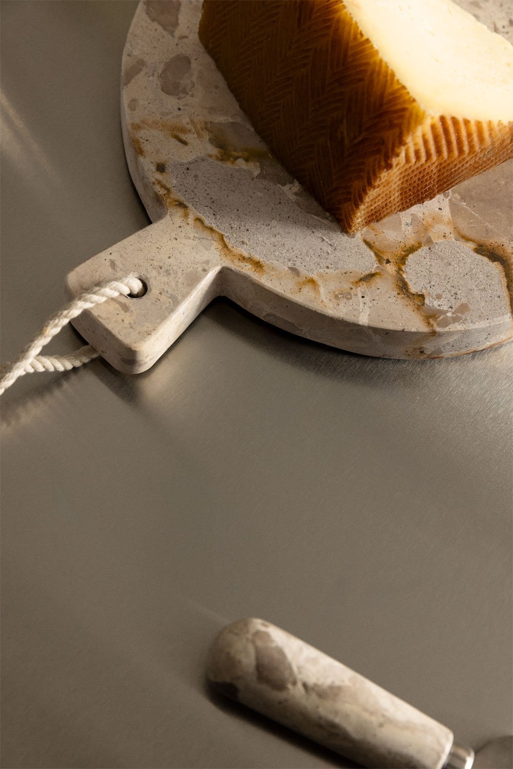 Round serving board Ø20 cm in Zalvian marble, gallery image 2