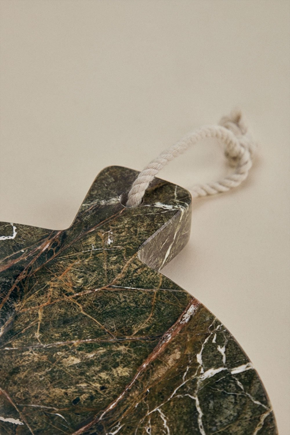 Round serving board Ø20 cm in marble Calven, gallery image 5
