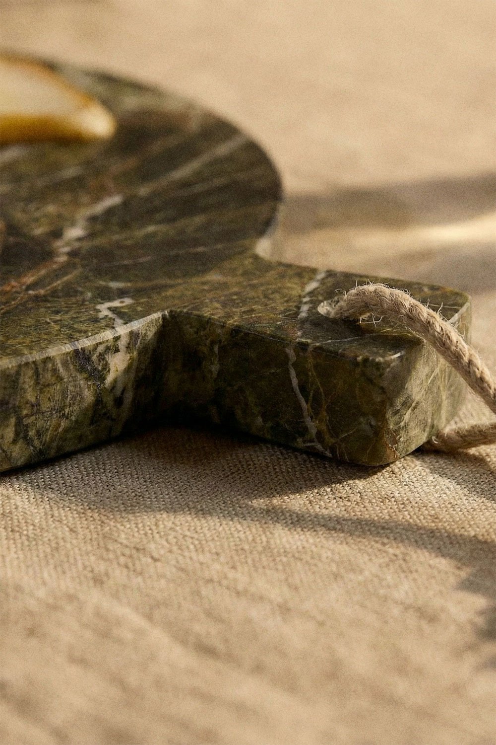 Round serving board Ø20 cm in marble Calven, gallery image 2