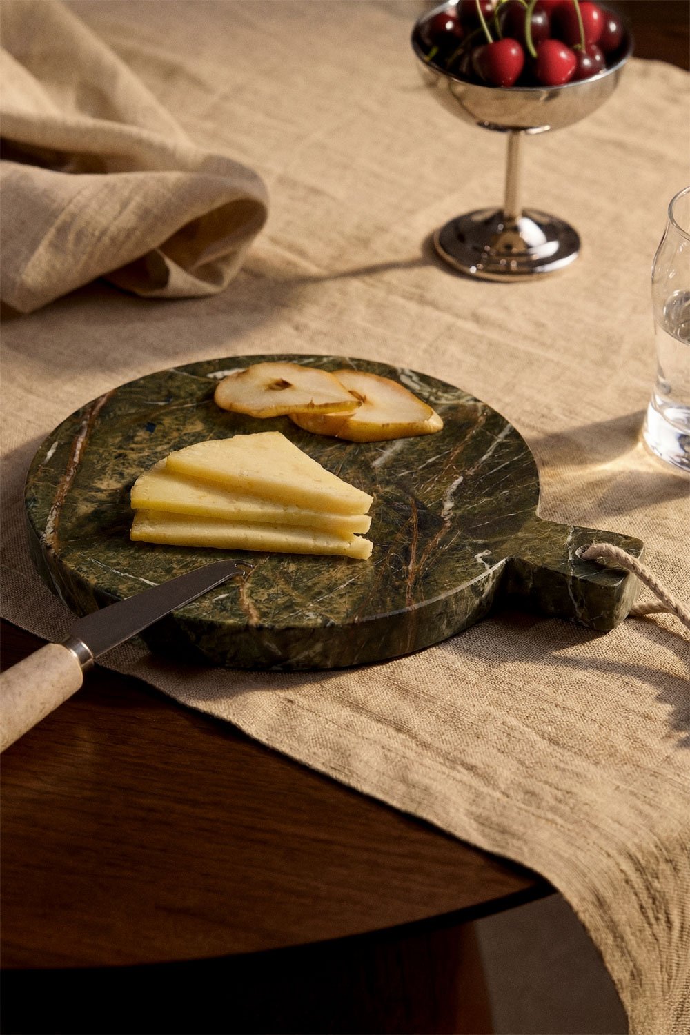 Round serving board Ø20 cm in marble Calven, gallery image 1