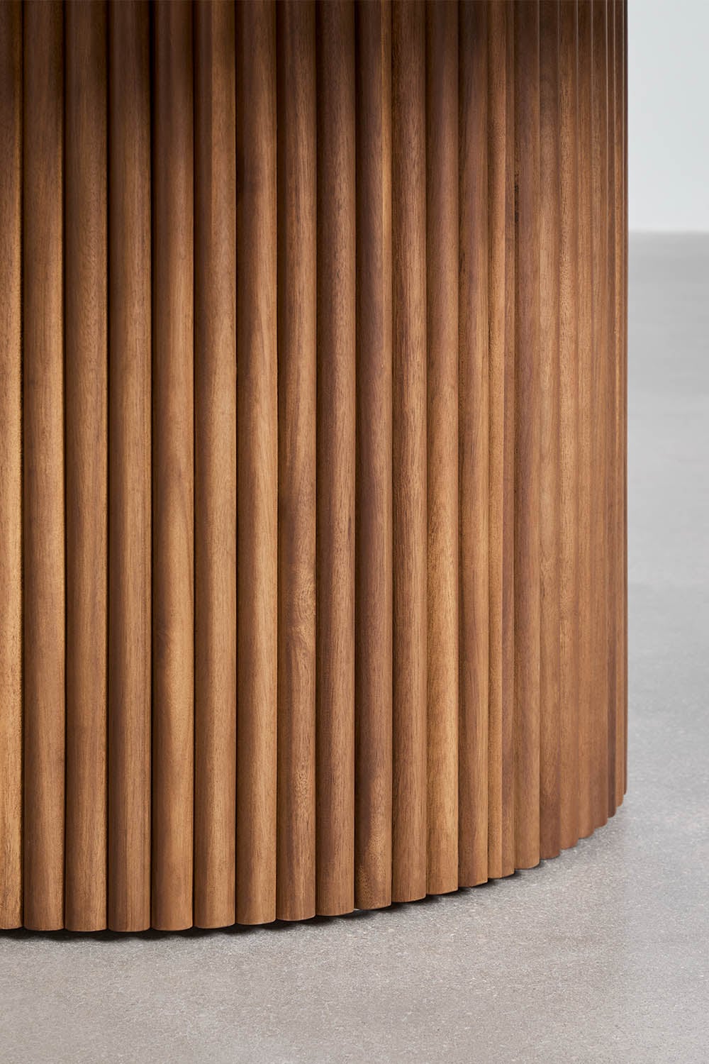 Sirvon round dining table in cement and acacia wood, gallery image 3