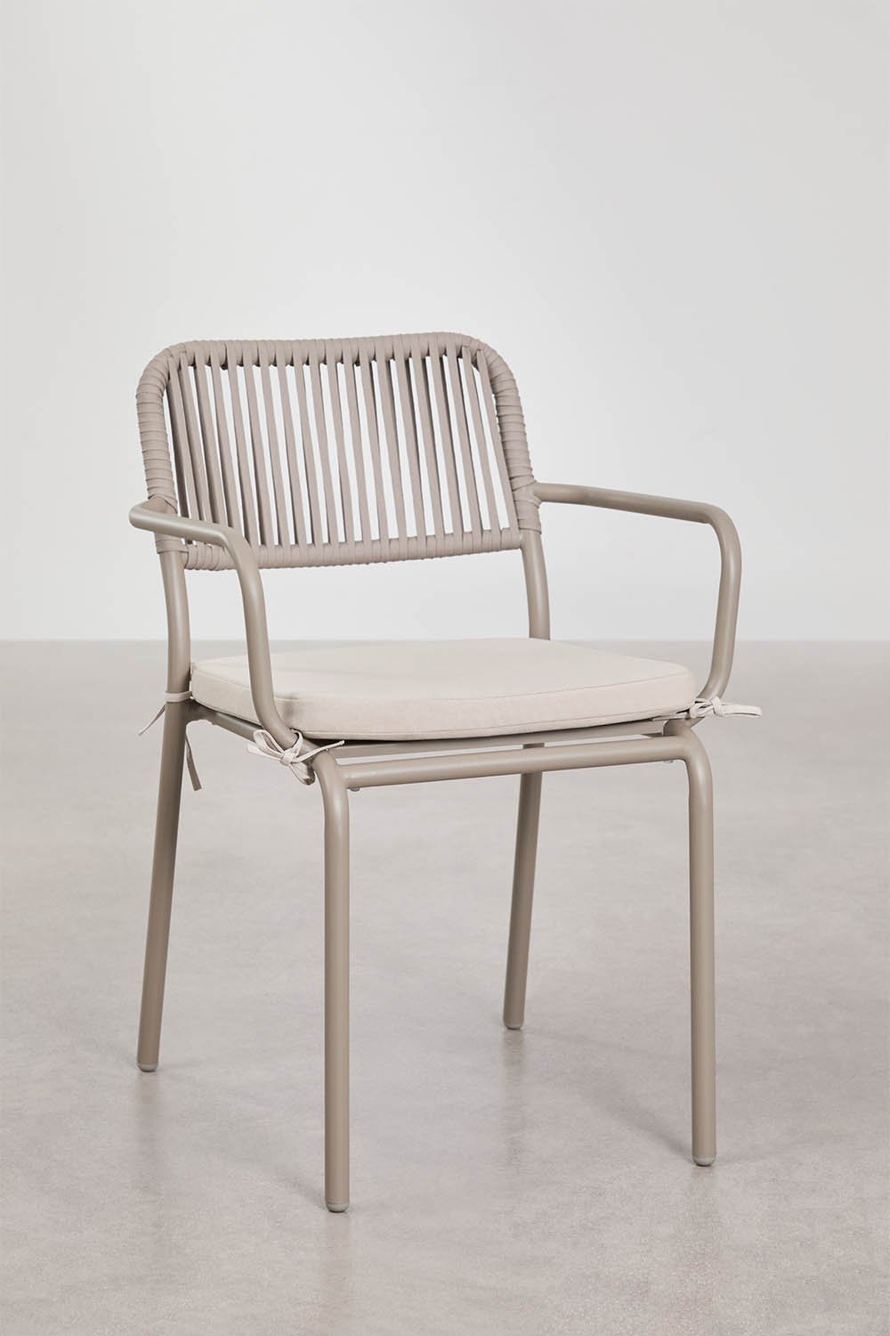 Pack of 6 stackable garden chairs with armrests in aluminium and braided rope Arhiza, gallery image 1