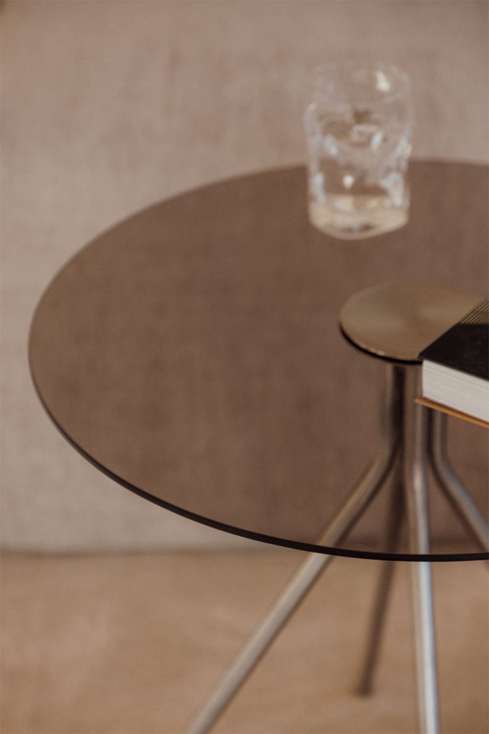 Itsoro round side table in steel and tempered glass, gallery image 2