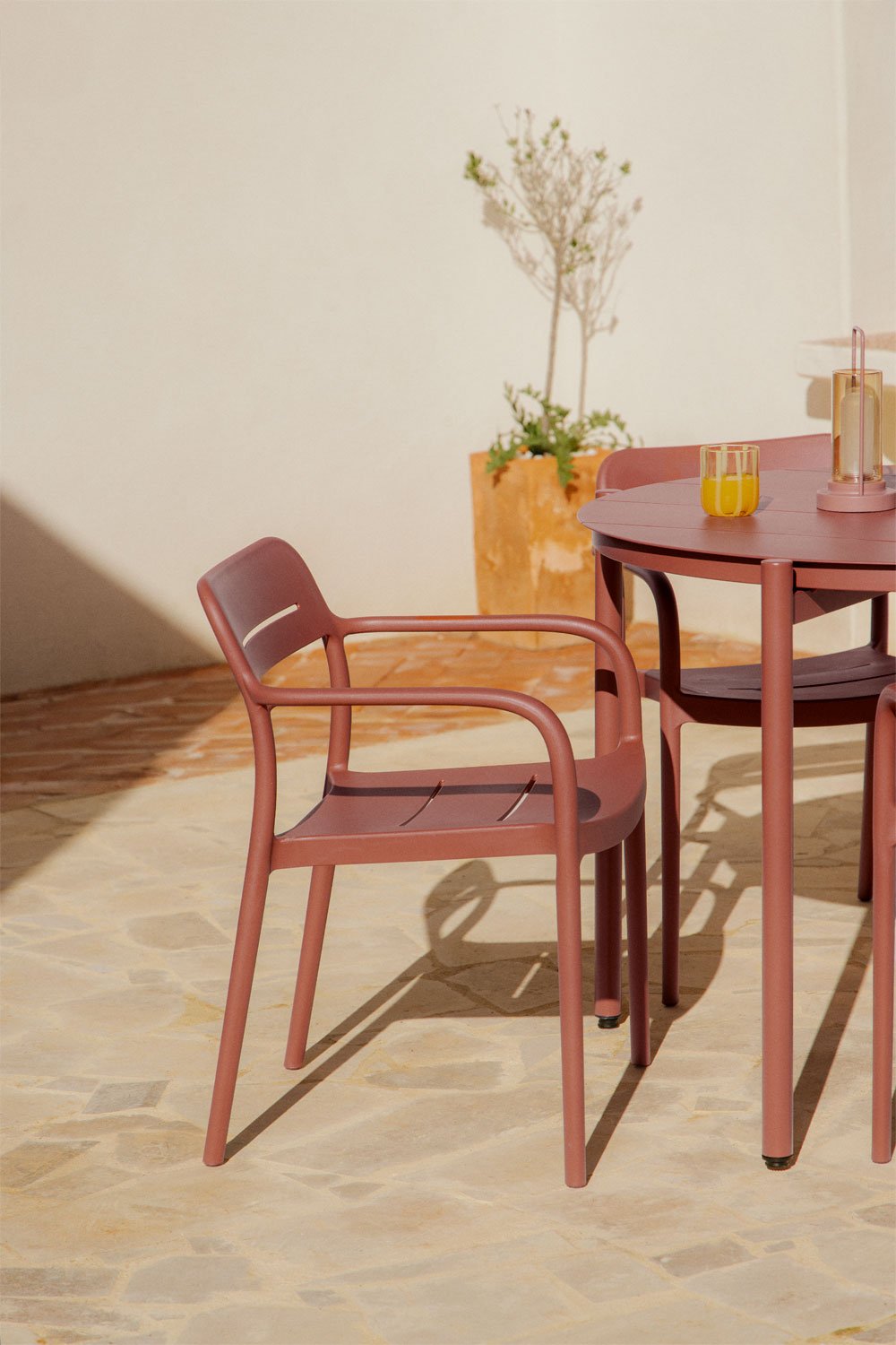 Pack of 4 stackable garden chairs with armrests in polypropylene Graneli, gallery image 1
