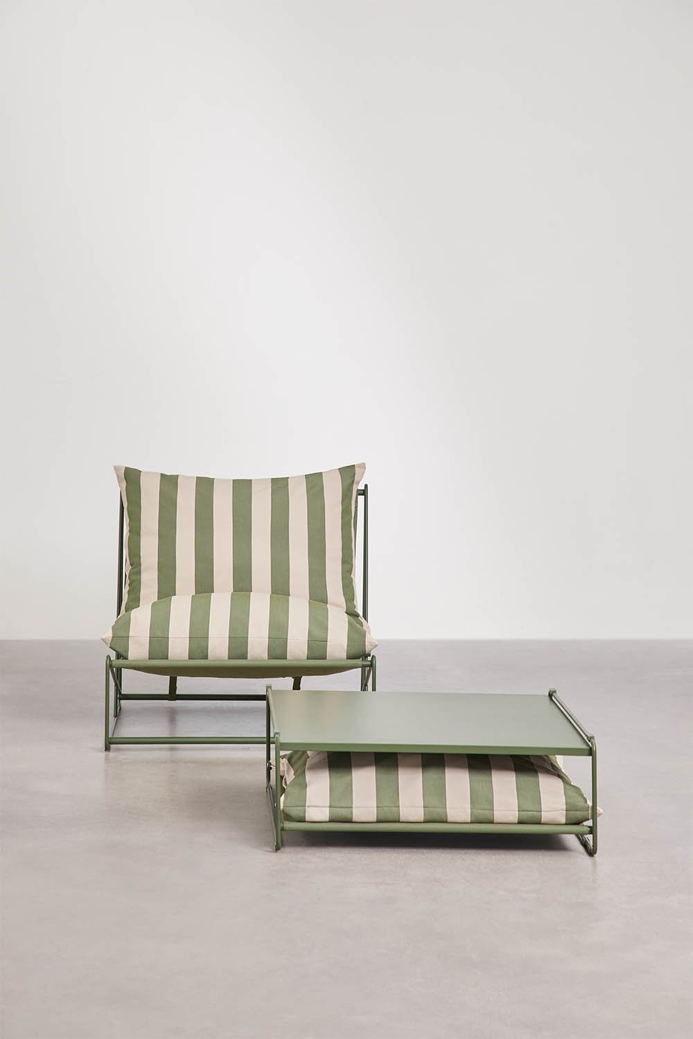 Amaro garden set with armchair and convertible side table, gallery image 3