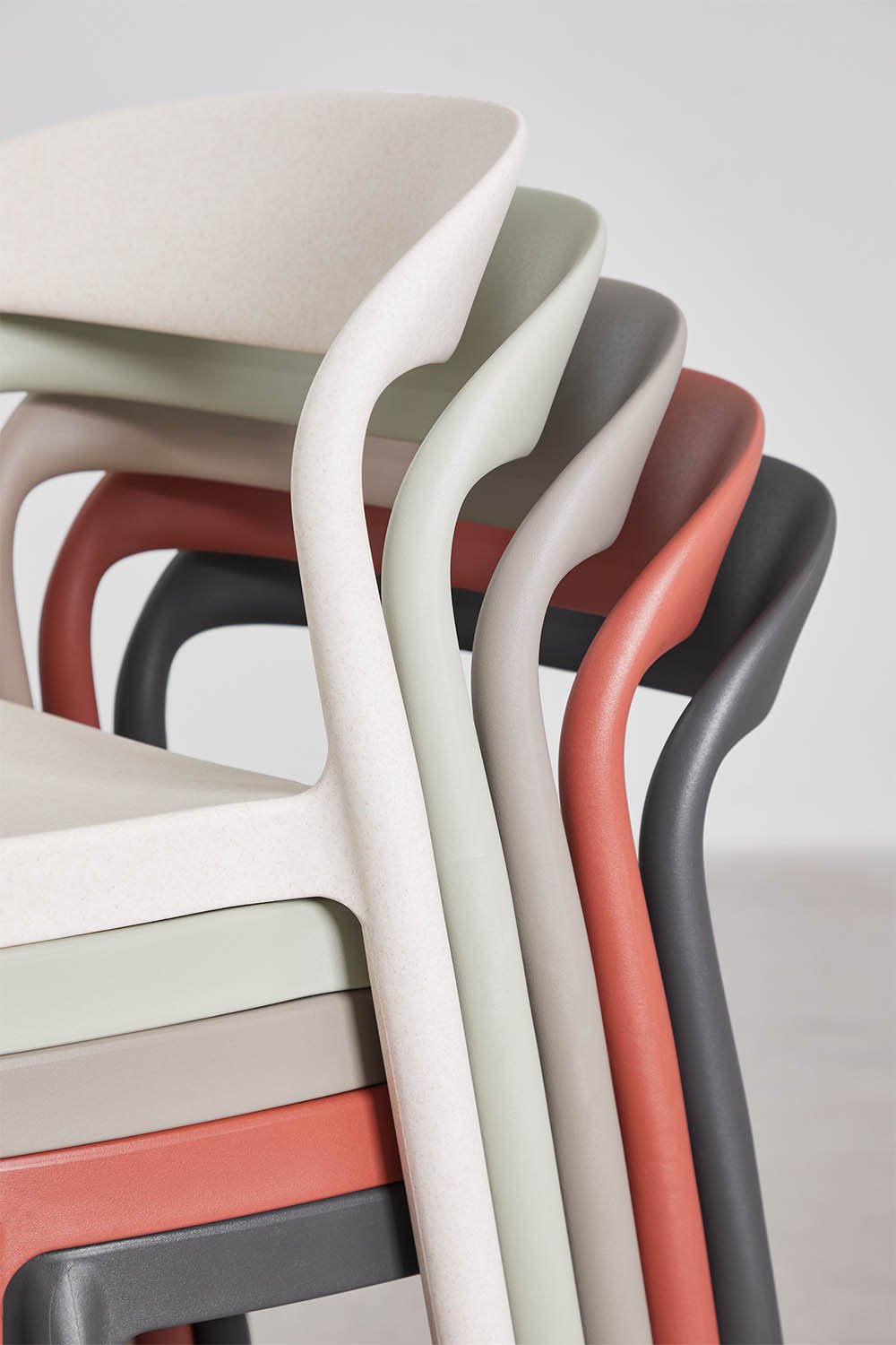 Pack of 4 stackable high stools in polypropylene Brenza, gallery image 7