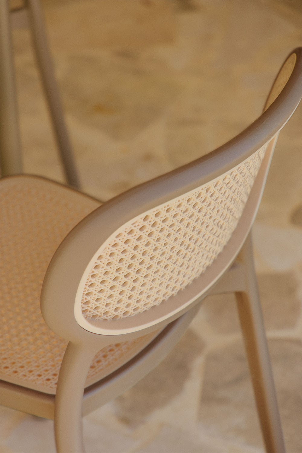 Pack of 4 stackable garden chairs in polypropylene Omara, gallery image 2