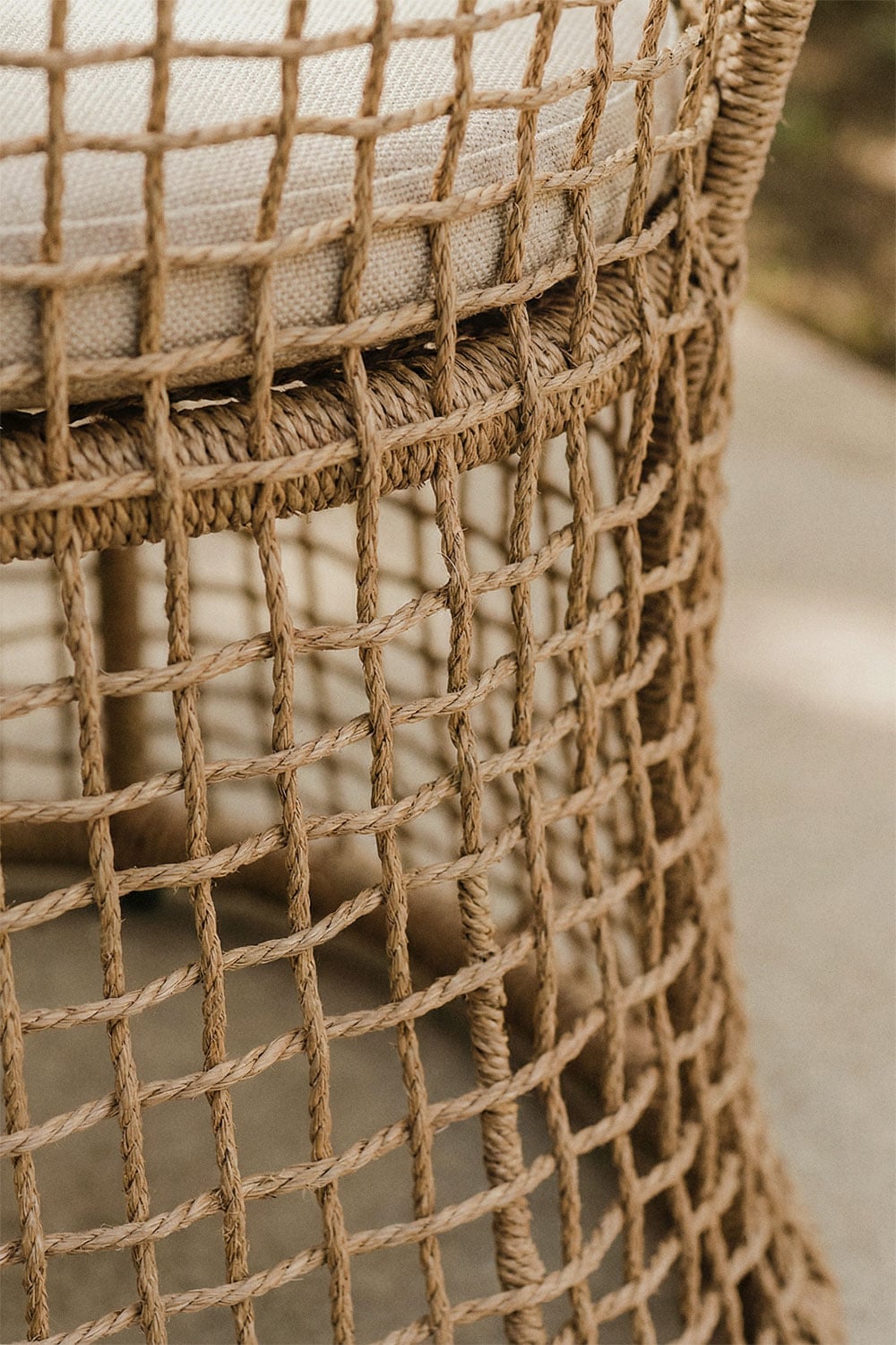 Pack of 4 garden chairs with armrests in steel and synthetic wicker Liparian, gallery image 2