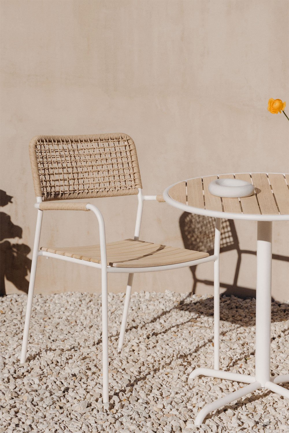 Pack of 4 stackable garden chairs with armrests in steel and acacia wood Tilda, gallery image 1