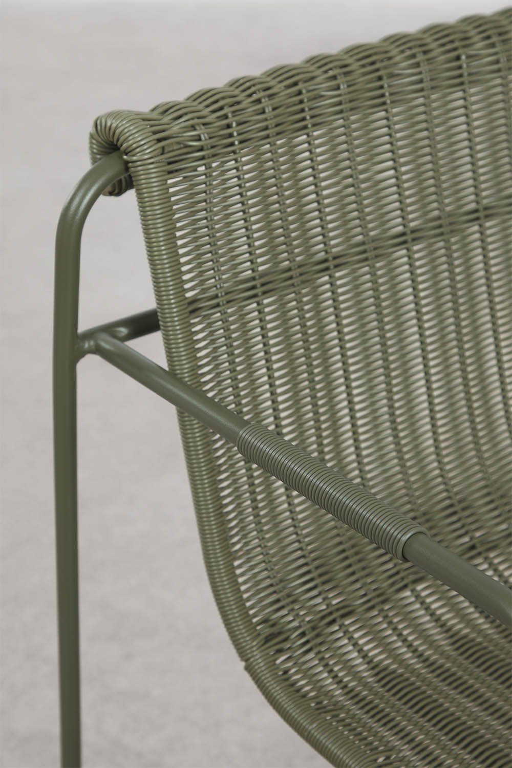 Pack of 4 stackable garden chairs with armrests in synthetic rattan and steel Revia, gallery image 4