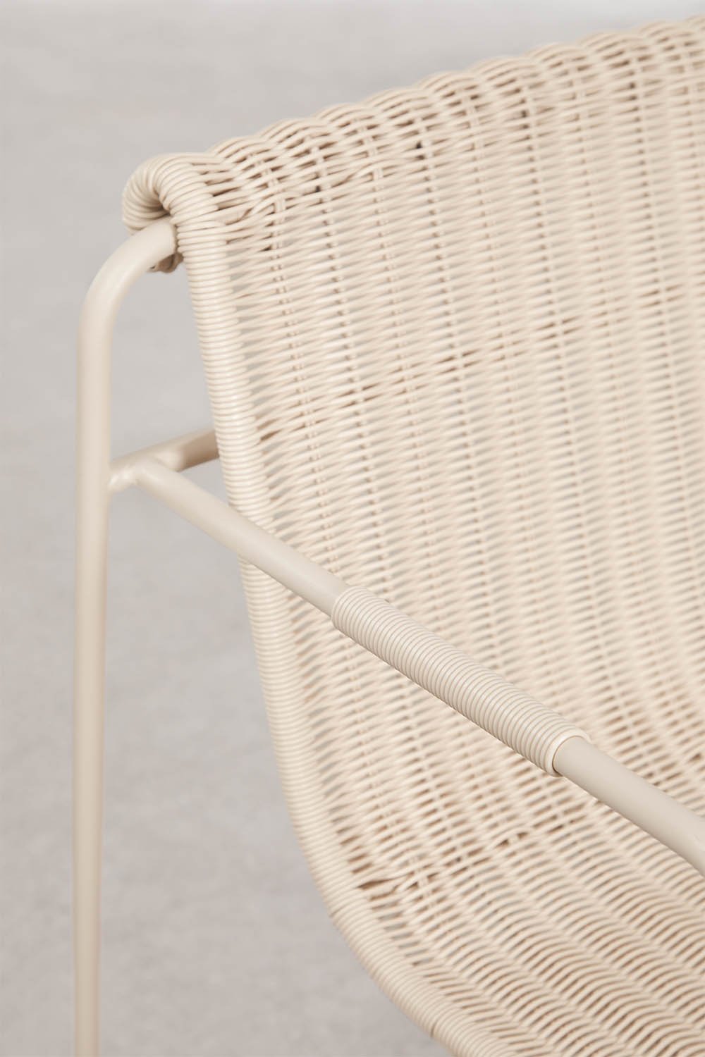 Pack of 2 stackable dining chairs with armrests in synthetic rattan and steel Revia, gallery image 4