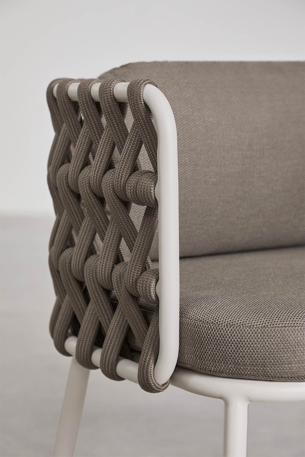 Tevary garden chair with aluminum armrests and braided rope, gallery image 4