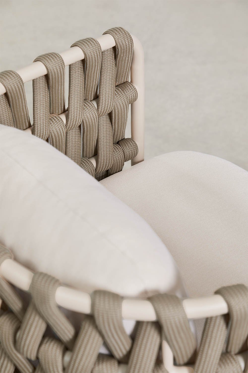 Pack of 2 garden chairs with armrests in aluminum and braided rope Tevary, gallery image 5