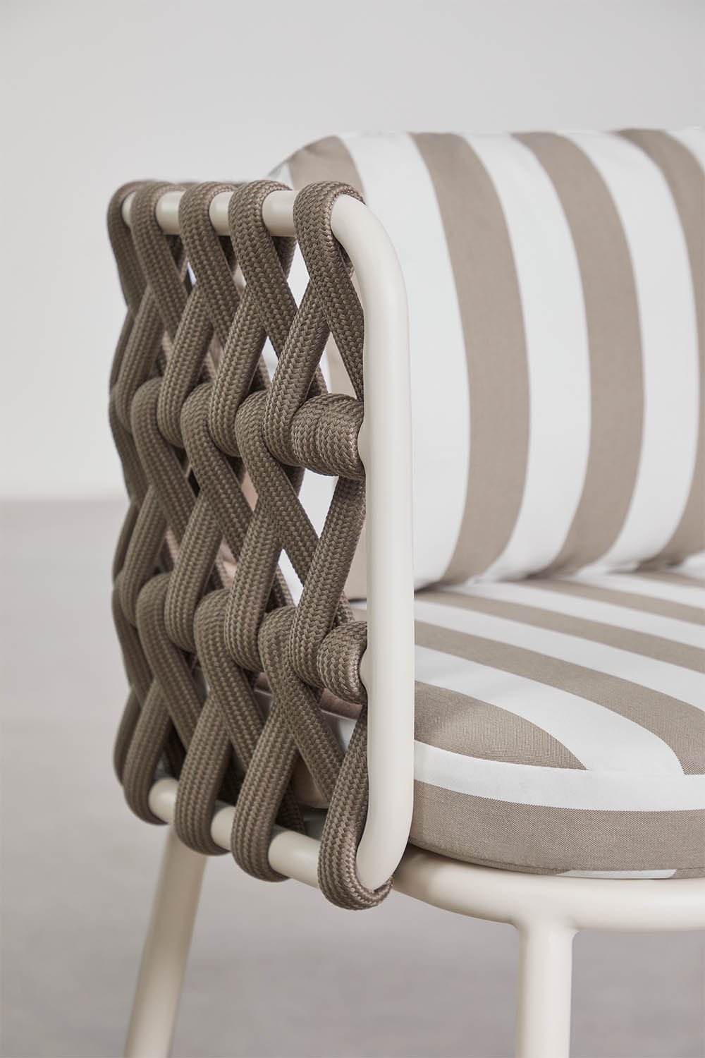 Pack of 4 garden chairs with armrests in aluminum and braided rope Tevary, gallery image 4986256