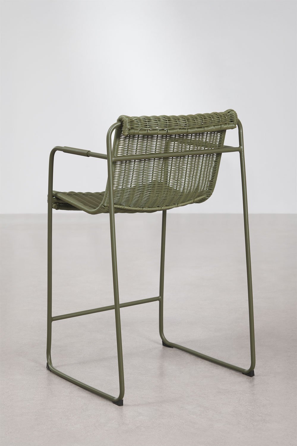 Pack of 2 stackable high stools with armrests in synthetic wicker and steel Revia, gallery image 3