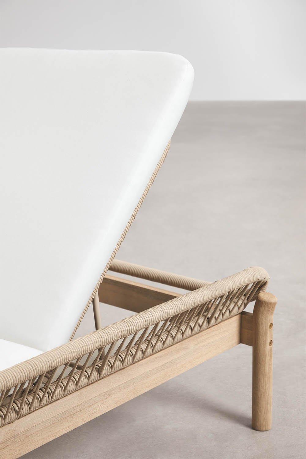 Double reclining sun lounger in acacia wood and braided rope Karvia, gallery image 6