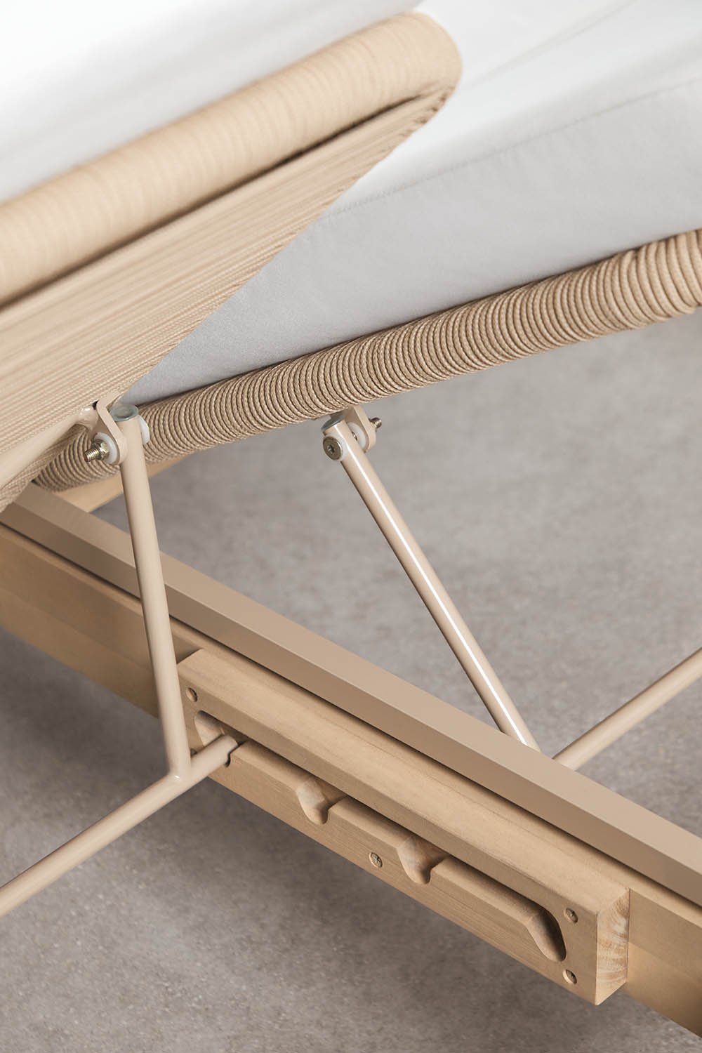 Double reclining sun lounger in acacia wood and braided rope Karvia, gallery image 8