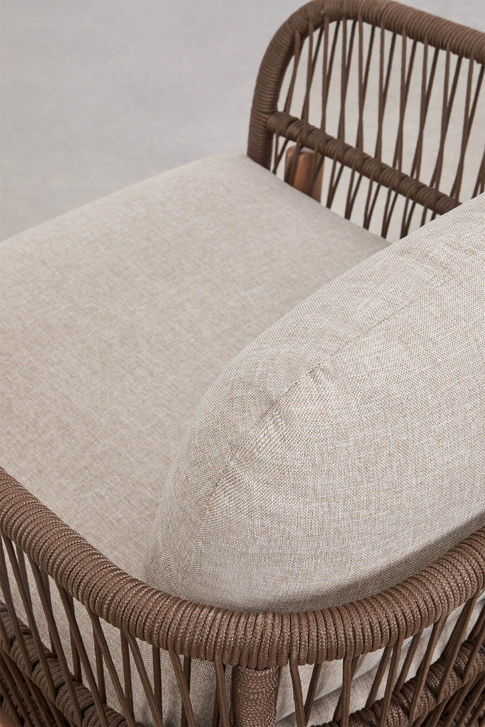 Living room set with 2 armchairs in braided rope and acacia wood coffee table Karvia, gallery image 3