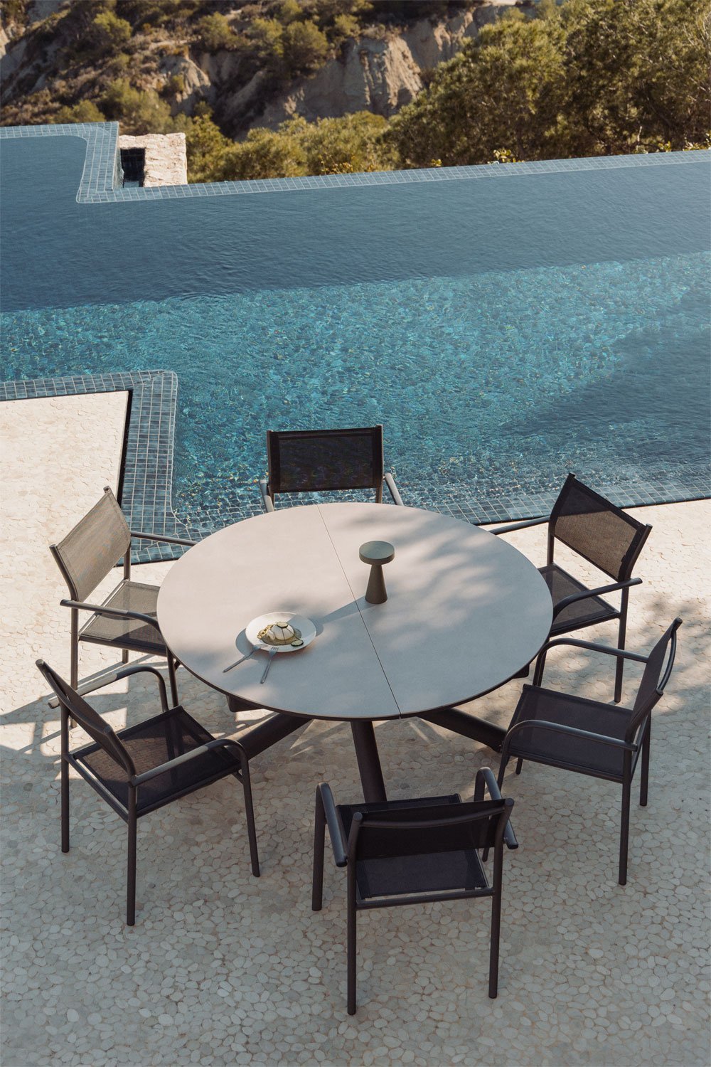 Begur extendable round garden table 145-200x145 cm in aluminum, gallery image 1