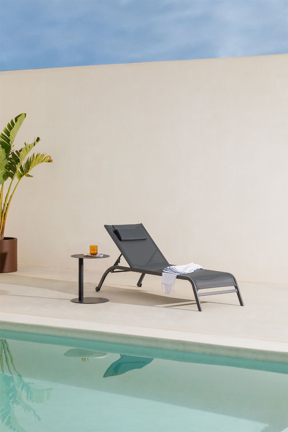 Reclining sun lounger with Therys cushion, gallery image 1