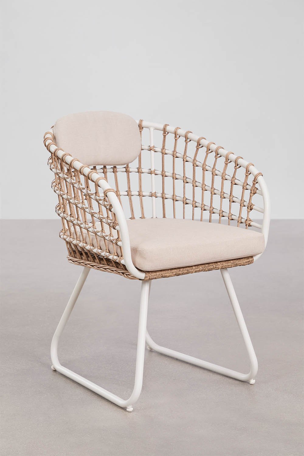 Pack of 2 dining chairs with armrests in aluminum and synthetic wicker Isaran, gallery image 1