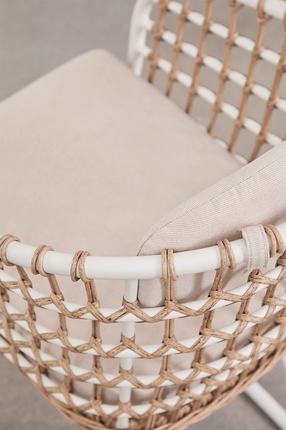 Set of 4 dining chairs with armrests in aluminum and synthetic rattan Isaran, gallery image 4